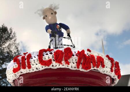 Knitted tribute in Scunthorpe (UK) to the late Captain Sir Tom Moore, fundraiser in the last year of his life of £33m during the Covid-19 pandemic. Stock Photo