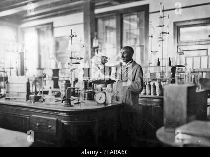 GEORGE WASHINGTON CARVER (c 1864-1943) American agricultural scientist and former slave working at the Tuskegee Institute about 1905 Stock Photo