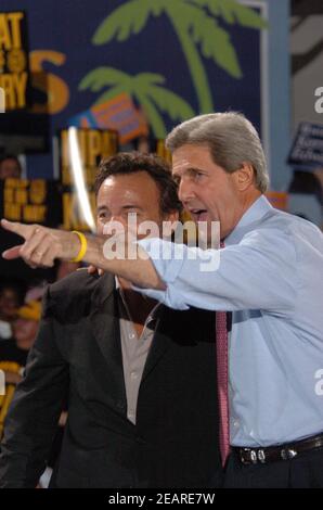 Bruce Springsteen @ Presidental canadate John Kerry rally at Bayfrot ...