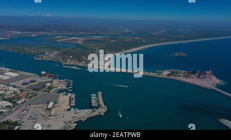 Aerial view of the stone island jetty in the bay in Mazatlan, Sinaloa Mexico. 2021 in Mazatlan, Mexico. (Photo by Luis Gutierrez / Norte Photo)    Vista aerea del embarcadero isla de la piedra en la bahia en Mazatlan, Sinaloa Mexico. 2021 in Mazatlan, Mexico. (Photo by  Luis Gutierrez/Norte Photo) Stock Photo