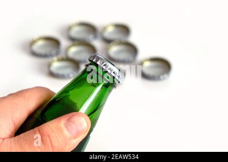 https://l450v.alamy.com/450v/2eaw534/green-glass-bottle-of-mineral-water-and-metal-soda-bottle-with-caps-soda-caps-close-up-on-white-background-2eaw534.jpg