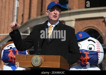 With Mr. and Mrs, Mets mascots in the background, New York City Mayor Bill de Blasio speaks at a press conference on opening day of Mets Citi Field stadium as a COVID-19 Vaccine Mega Hub in the Flushing Meadows-Corona Park section of Queens, New York, NY, February 10, 2021. With only 250 vaccine doses available on the first day, prioritization went to livery car drivers (taxi and Uber), food service workers and Queens residents only, as more doses become available the site is expected to run 24hrs a day and serve more than 5000 daily doses of the vaccine. (Photo by Anthony Behar/Sipa USA) Stock Photo