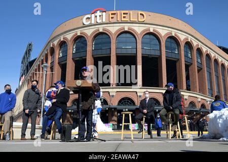 New York Mets owner Steve Cohen (at podium) speaks at a press conference on opening day of Mets Citi Field stadium as a COVID-19 Vaccine Mega Hub in the Flushing Meadows-Corona Park section of Queens, New York, NY, February 10, 2021. With only 250 vaccine doses available on the first day, prioritization went to livery car drivers (taxi and Uber), food service workers and Queens residents only, as more doses become available the site is expected to run 24hrs a day and serve more than 5000 daily doses of the vaccine. (Photo by Anthony Behar/Sipa USA) Stock Photo