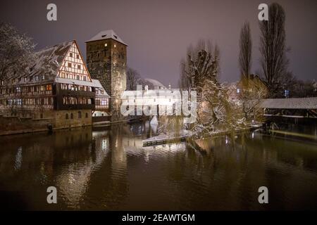 Nuremberg, Germany. 10th Feb, 2021. The Pegnitz with the snow-covered Henkersteg (r) and Henkerhaus (M) and the Weinstadel (l) in the old town. Credit: Daniel Karmann/dpa/Alamy Live News Stock Photo