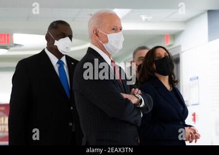 Arlington, Virginia, USA. 10th Feb, 2021. US President Joe Biden (C), with US Vice President Kamala Harris (R) and US Secretary of Defense Lloyd Austin (L), tours the African Americans in Service Corridor at the Pentagon in Arlington, Virginia, USA, 10 February 2021.Credit: Michael Reynolds/Pool via CNP | usage worldwide Credit: dpa/Alamy Live News Stock Photo