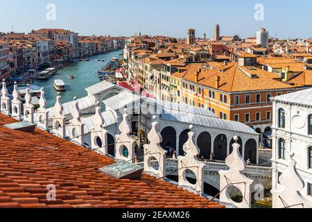 The Rialto Bridge and the Grand Canal viewed from the roof terrace of the Fondaco dei Tedeschi, Venice, Italy Stock Photo