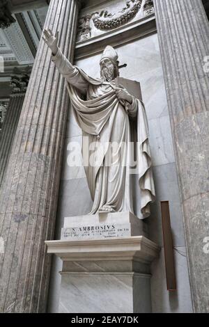 Napoli – Statua di Sant'Ambrogio nella Basilica di San Francesco da Paola Stock Photo