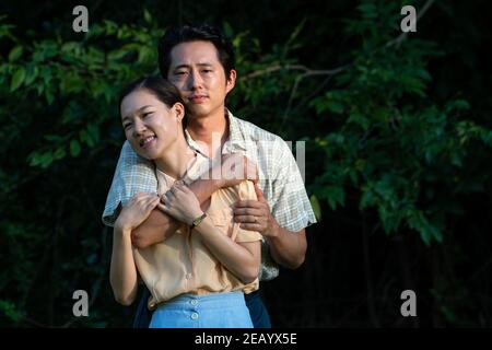 STEVEN YEUN and YERI HAN in MINARI (2020), directed by LEE ISAAC CHUNG. Credit: PLAN B ENTERTAINMENT / Album