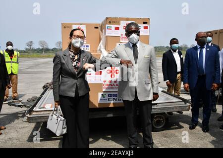 (210211) -- MALABO, Feb. 11, 2021 (Xinhua) -- Teodoro Nguema Obiang Mangue (R, front), vice president of Equatorial Guinea, and Chinese Ambassador to Equatorial Guinea Qi Mei attend a handover ceremony for COVID-19 vaccines in Malabo, Equatorial Guinea, Feb. 10, 2021. A batch of China-donated Sinopharm COVID-19 vaccines arrived in Malabo, capital of Equatorial Guinea, on Wednesday. (Photo by Li Boyuan/Xinhua) Stock Photo