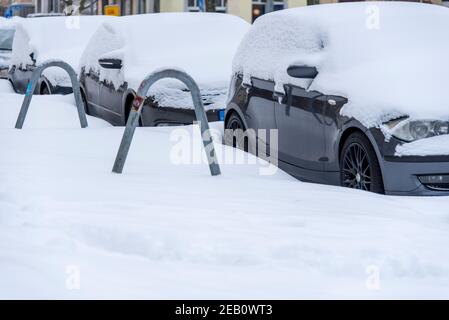 Magdeburg, Germany. 09th Feb, 2021. Snow-covered cars are parked on the side of the road. Credit: Stephan Schulz/dpa-Zentralbild/ZB/dpa/Alamy Live News Stock Photo