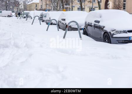 Magdeburg, Germany. 09th Feb, 2021. Snow-covered cars are parked on the side of the road. Credit: Stephan Schulz/dpa-Zentralbild/ZB/dpa/Alamy Live News Stock Photo