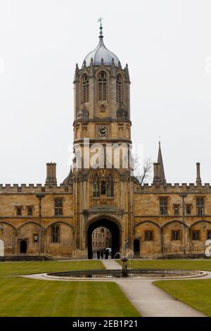 Tom Tower seen from Tom Quad,  Christ Church College. Facetted ogee dome bell tower of University of Oxford in England. View through arch at Tom Gate Stock Photo