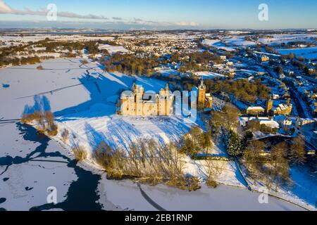 Winter scene Scotland: Aerial view of the sun setting on Linlithgow Palace and Linlithgow Loch. Stock Photo