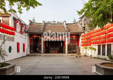 The inner courtyard of Tokong Han Jiang, or Han Jiang Ancestral Temple, George Town, Penang.  Built in 1870, this temple is the only example of tradit Stock Photo