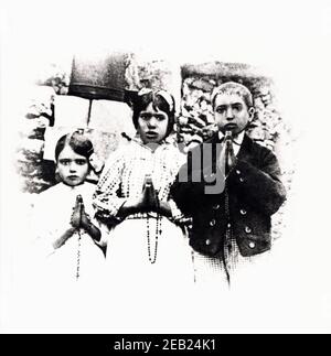 13 july 1917 , Fatima , Portugal : JACINTA MARTO ( 1910 - 1920 ) , FRANCISCO MARTO ( 1908 - 1919 ) e LUCIA  DOS SANTOS (born  22 mars 1907 )  in Cova da Iria at the time of the first apparition of Our Lady - MIRACOLO DI FATIMA   PORTOGALLO - RELIGIONE  CATTOLICA - PRODIGI - miracoli - mistero - sovrannaturale - apparizione mariana  - apparizioni mariane - MADONNA - Nostra Signora - Virgin Mary - MIRACLE - miracles MISTERY - CATHOLIC RELIGION - SANTO - SANTI - Saint - Saints - VISIONE - VISIONI - VISION - VISIONS - APPARITION - Apparitions - contadino - contadini - farmer - farmers  - portrait Stock Photo