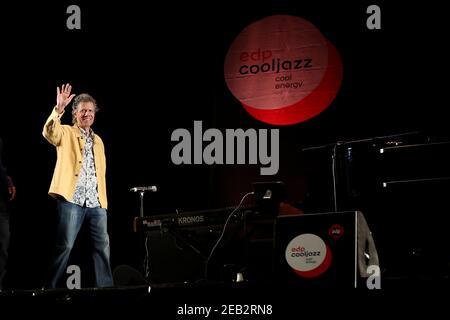 https://l450v.alamy.com/450v/2eb2rn8/new-york-usa-11th-feb-2021-file-image-us-jazz-pianist-chick-corea-performs-at-the-edp-cool-jazz-festival-in-oeiras-portugal-on-july-19-2015-corea-a-towering-jazz-pianist-with-a-staggering-23-grammy-awards-who-pushed-the-boundaries-of-the-genre-and-worked-alongside-miles-davis-and-herbie-hancock-has-died-he-was-79-corea-died-tuesday-feb-9-2021-of-a-rare-form-of-cancer-his-team-posted-on-his-web-site-his-death-was-confirmed-by-coreas-web-and-marketing-manager-dan-muse-credit-pedro-fiuzazuma-wirealamy-live-news-2eb2rn8.jpg
