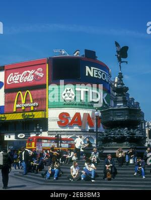 2000 HISTORICAL EROS STATUE SHAFTSBURY MEMORIAL FOUNTAIN (©ALFRED GILBERT 1893) PICCADILLY CIRCUS WEST END LONDON ENGLAND UK Stock Photo