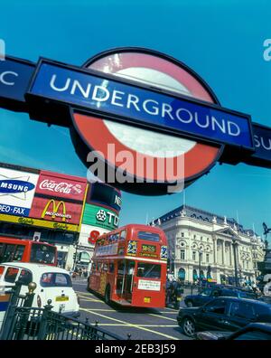 2000 HISTORICAL UNDERGROUND METRO STATION SIGN (©EDWARD JOHNSTON 1916) PICCADILLY CIRCUS LONDON ENGLAND UK Stock Photo