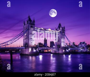 2000 HISTORICAL TOWER BRIDGE (©HORACE JONES & JOHN WOLFE BARRY 1894) POOL OF LONDON RIVER THAMES LONDON ENGLAND UK Stock Photo