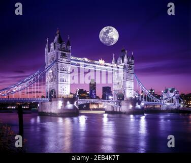 2000 HISTORICAL TOWER BRIDGE (©HORACE JONES & JOHN WOLFE BARRY 1894) POOL OF LONDON RIVER THAMES LONDON ENGLAND UK Stock Photo