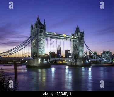 2000 HISTORICAL TOWER BRIDGE (©HORACE JONES & JOHN WOLFE BARRY 1894) POOL OF LONDON RIVER THAMES LONDON ENGLAND UK Stock Photo