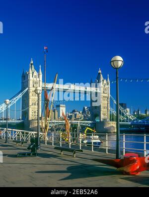 2000 HISTORICAL SHAD THAMES WALK TOWER BRIDGE (©HORACE JONES & JOHN WOLFE BARRY 1894) POOL OF LONDON RIVER THAMES LONDON ENGLAND UK Stock Photo