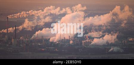 Hessen, Königstein-Falkenstein, 12 Feb 2021: White clouds of smoke rise from the industrial facilities in Industriepark Höchst in the early morning in freezing temperatures. Photo: Arne Dedert/dpa Credit: dpa picture alliance/Alamy Live News Stock Photo