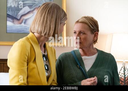 DIANNE WIEST and ROSAMUND PIKE in I CARE A LOT (2020), directed by J BLAKESON. Credit: BLACK BEAR PICTURES / Album Stock Photo