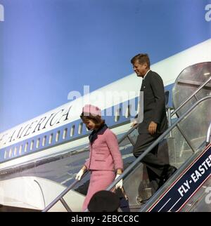 Trip to Texas: Dallas, Arrival at Love Field, motorcade. President John F. Kennedy and First Lady Jacqueline Kennedy descend the stairs from Air Force One at Love Field, Dallas, Texas. Stock Photo