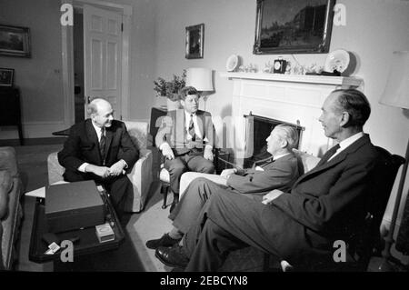 Trip to Bermuda: meeting with Harold Macmillan, Prime Minister of Great Britain. President John F. Kennedy meets with Prime Minister of Great Britain Harold Macmillan inside Government House in Hamilton, Bermuda. L-R: US Secretary of State Dean Rusk; President Kennedy; Prime Minister Macmillan; British Minister for Foreign Affairs and Earl of Home Alec Douglas-Home. Stock Photo