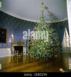 White House Rooms, Christmas decorations: East Room, Red Room, Green Room, Blue Room, State Dining Room, Cross Hall. Christmas tree in the Blue Room of the White House, Washington, D.C. Stock Photo