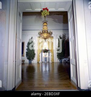 White House Rooms, Christmas decorations: East Room, Red Room, Green Room, Blue Room, State Dining Room, Cross Hall. Christmas decorations in the East Room; mistletoe hangs in the doorway. White House, Washington, D.C. Stock Photo