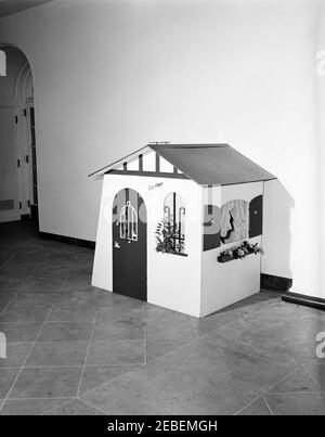 Presentation of a gift (Doll House) for Caroline Kennedy (CBK). Presentation of a dollhouse for Caroline Kennedy from Yvonne de Gaulle, wife of French President Charles de Gaulle. White House, Washington, D.C. Stock Photo