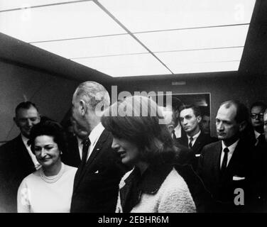 Trip to Texas: Swearing-in ceremony aboard Air Force One, Lyndon B. Johnson (LBJ) as President. Officials gather inside Air Force One for the swearing-in of President Lyndon B. Johnson at Love Field in Dallas, Texas, following the assassination of President John F. Kennedy. Left to right: Representative Albert Thomas (Texas); First Lady Lady Bird Johnson; President Johnson; former first lady, Jacqueline Kennedy; White House Secret Service agent, Thomas u201cLemu201d Johns; Representative Jack Brooks (Texas); Deputy Director of Public Affairs for the Peace Corps, Bill Moyers (in back); Presid Stock Photo
