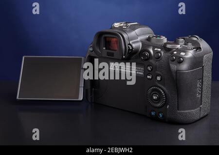 St. Petersburg, Russia - January 9, 2021: St. Petersburg, Russia - January 9, 2021: Modern mirrorless digital camera Canon EOS R6 with flip-down and t Stock Photo