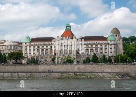 The Hotel Gellert which houses the Gellert Thermal Baths and Swimming Pool, Budapest, Hungary. Stock Photo