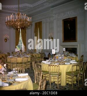 First Lady Jacqueline Kennedyu0027s (JBK) luncheon for Senatorsu0027 wives. View of table settings and flower arrangements set up for a luncheon for senatorsu2019 wives, hosted by First Lady Jacqueline Kennedy. State Dining Room, White House, Washington, D.C. Stock Photo