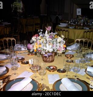 First Lady Jacqueline Kennedyu0027s (JBK) luncheon for Senatorsu0027 wives. View of table settings and flower arrangements set up for a luncheon for senatorsu2019 wives, hosted by First Lady Jacqueline Kennedy. State Dining Room, White House, Washington, D.C. Stock Photo