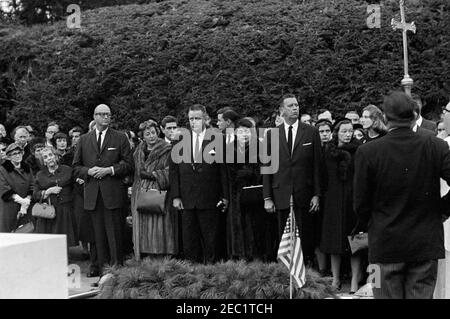 Funeral services for Mrs. Eleanor Roosevelt, Hyde Park, New York. Members of the Roosevelt family attend the funeral of Eleanor Roosevelt in the rose garden on the Roosevelt estate in Hyde Park, New York. Those pictured include: Laura Franklin u201cPollyu201d Delano; Representative James Roosevelt (California); Gladys Irene Roosevelt; Elliott Roosevelt; Patricia Peabody Roosevelt; John Aspinwall Roosevelt; Anne Lindsay Roosevelt; Ambassador of Peru, Fernando Berckemeyer; Assistant Secretary of Labor for Labor Standards, Esther Peterson; Special Assistant to President Kennedy, Arthur M. Schle Stock Photo