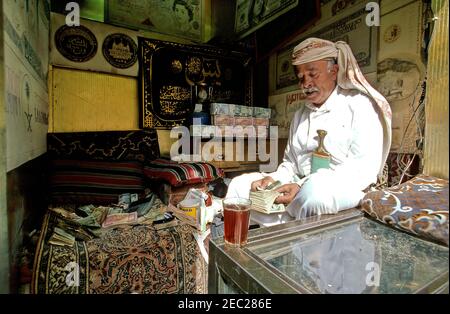 stalls selling dagger holsters, hookahs and various symbols of Yemen in the city of Sanaa Stock Photo
