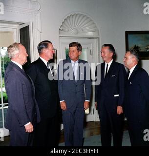 President Kennedy with Newspaper Executives. President John F. Kennedy visits with newspaper executives in the Oval Office. Left to right: Editor-in-chief of Scripps-Howard, Walker Stone; Publisher of Gannett Newspapers, Paul Miller; President Kennedy; President of the American Society of Newspaper Editors, Lee Hills; Editor of the Wall Street Journal, Vermont Royster. White House, Washington, D.C. Stock Photo