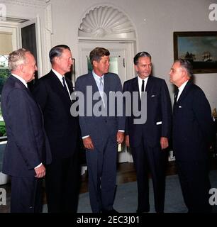 President Kennedy with Newspaper Executives. President John F. Kennedy visits with newspaper executives in the Oval Office. Left to right: Editor-in-chief of Scripps-Howard, Walker Stone; Publisher of Gannett Newspapers, Paul Miller; President Kennedy; President of the American Society of Newspaper Editors, Lee Hills; Editor of the Wall Street Journal, Vermont Royster. White House, Washington, D.C. Stock Photo