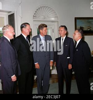 President Kennedy with Newspaper Executives. President John F. Kennedy visits with newspaper executives in the Oval Office. Left to right: Editor-in-chief of Scripps-Howard, Walker Stone; Publisher of Gannett Newspapers, Paul Miller; President Kennedy; President of the American Society of Newspaper Editors, Lee Hills; Editor of the Wall Street Journal, Vermont Royster. White House, Washington, D.C. Stock Photo