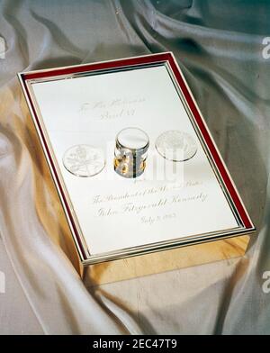 President Kennedyu0027s gift for Pope Paul VI. Desk set engraved with the papal and presidential seals, presented as a gift to Pope Paul VI by President John F. Kennedy during his visit to the Vatican on July 2, 1963. Stock Photo