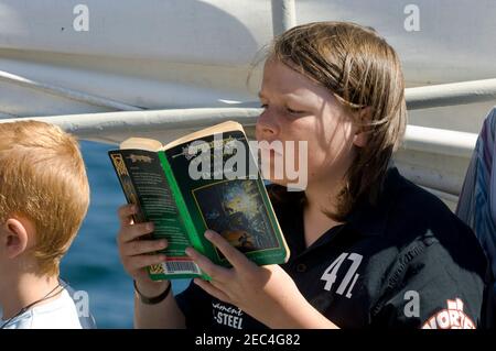 En pojke läser en bok Stock Photo