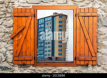 Building scene in Arusha. Arusha is located below Mount Meru in the eastern branch of the Great Rift Valley and the capital of the Arusha Region. It´s Stock Photo