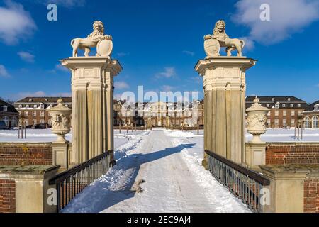 Portal zum verschneiten Schloss Nordkirchen im Winter,  Nordkirchen,  Münsterland, Nordrhein-Westfalen, Deutschland, Europa |  Snowy Nordkirchen Castl Stock Photo