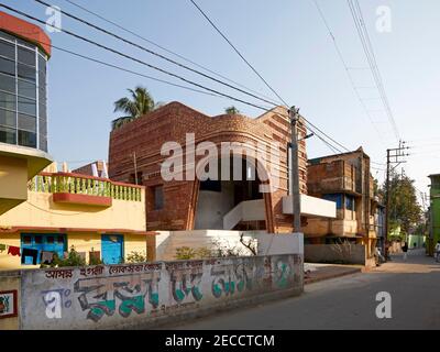 Exterior facade in late afternoon. The Gallery House, Bansberia, India. Architect: Abin Design Studio, 2020. Stock Photo