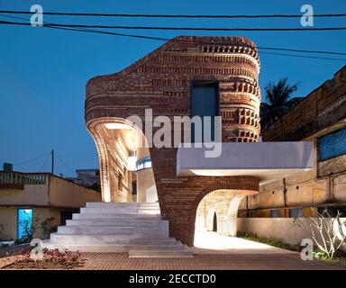 Exterior front view at dusk. The Gallery House, Bansberia, India. Architect: Abin Design Studio, 2020. Stock Photo