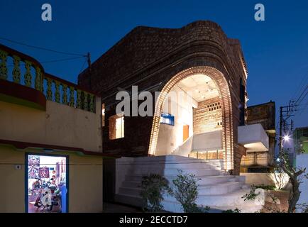 Exterior side view at dusk. The Gallery House, Bansberia, India. Architect: Abin Design Studio, 2020. Stock Photo